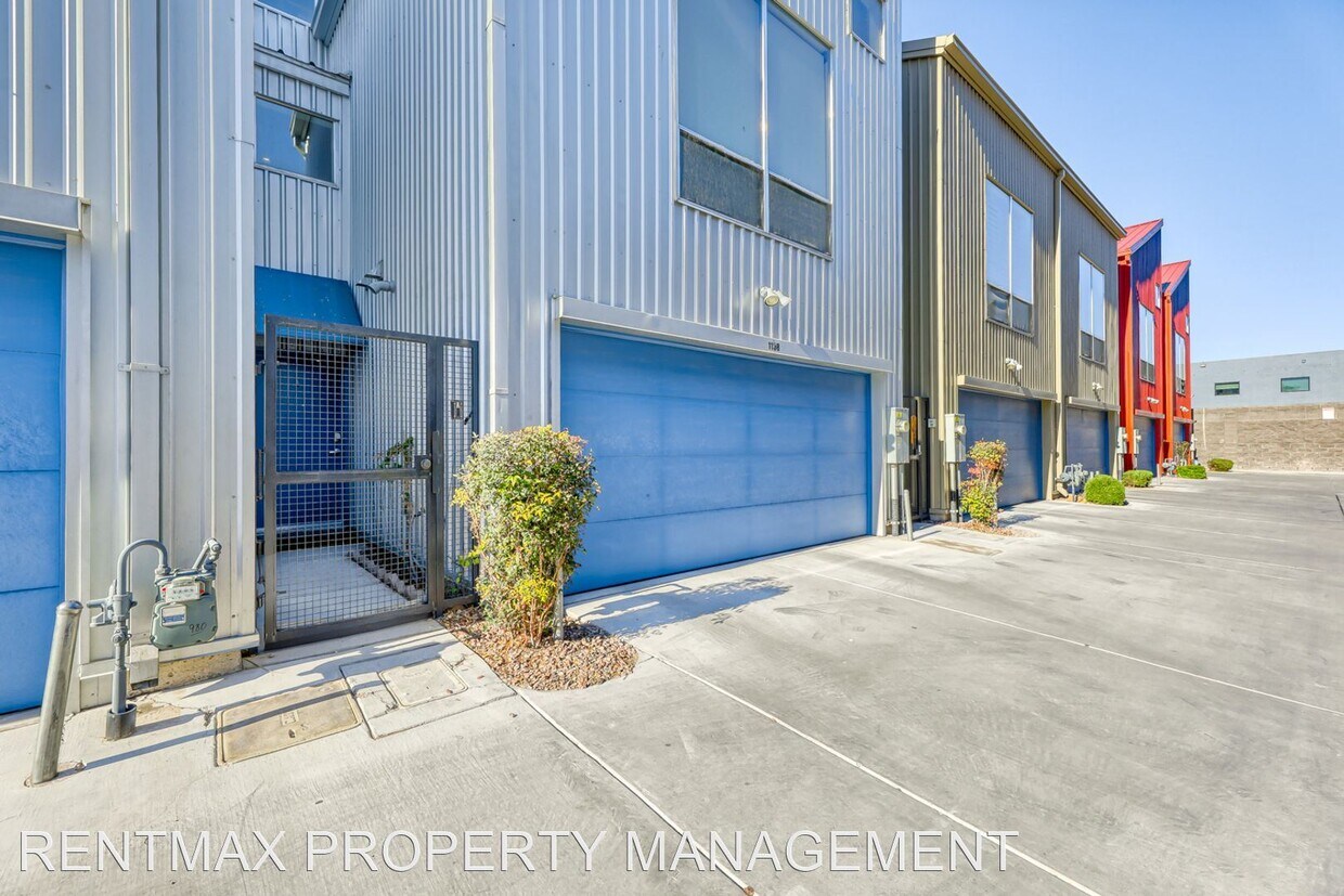 Foto principal - 3 br, 3 bath House - 1158 E. CARSON AVE