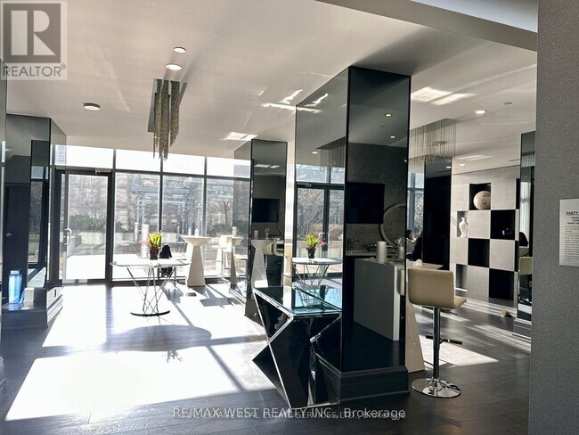 Photo du bâtiment - 5162 Yonge St