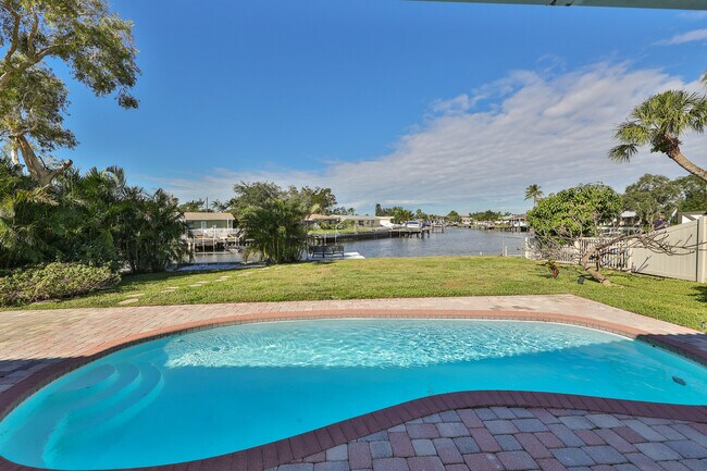 Foto del edificio - 4748 Shore Acres Blvd NE