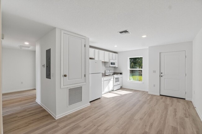 Building Photo - 1115 Ave F