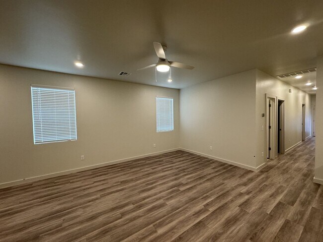 Foto del edificio - Luxury 3 Bedroom 2 Bathroom Duplex with 2 Car Garage in Bethany, Ok (ALL appliances included)