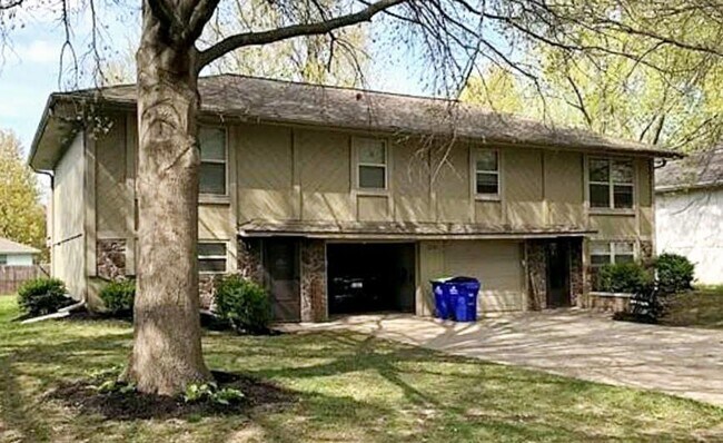 Building Photo - 1210 SE 3rd Terrace