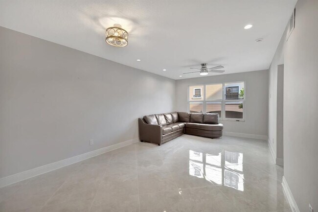 Foto del edificio - 2400 NE 33rd Ave