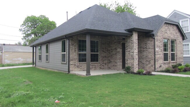 Building Photo - 3701 6th Ave