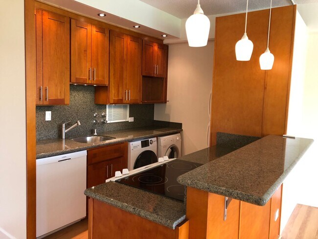 Foto del edificio - 2 Bed 2 Bath 1 Parking at Marco Polo Apartments, Great Views and Amenities!!!