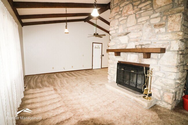 Building Photo - 3 br, 3 bath House - 230 E 9th St.