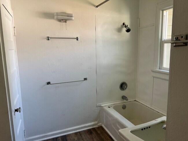 Foto del edificio - Spacious 2 Bed/ 1 Bath House For Rent!