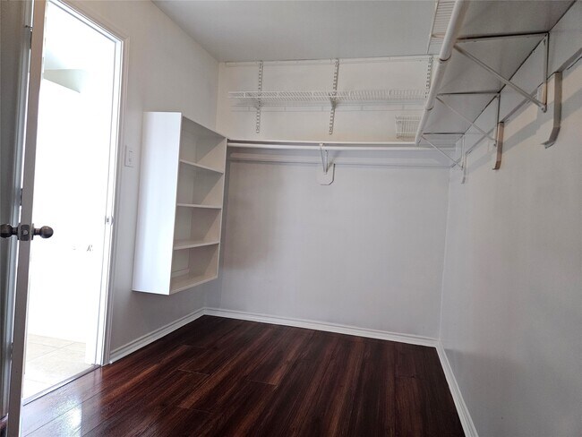 Foto del edificio - 2427 Colonial Springs Ln