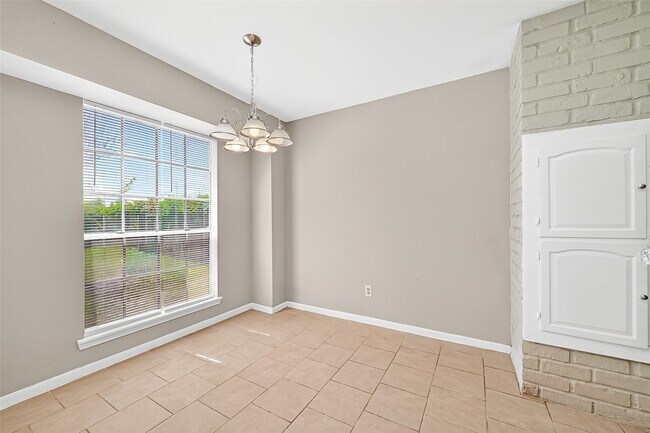 Foto del edificio - 403 Mistywood Dr
