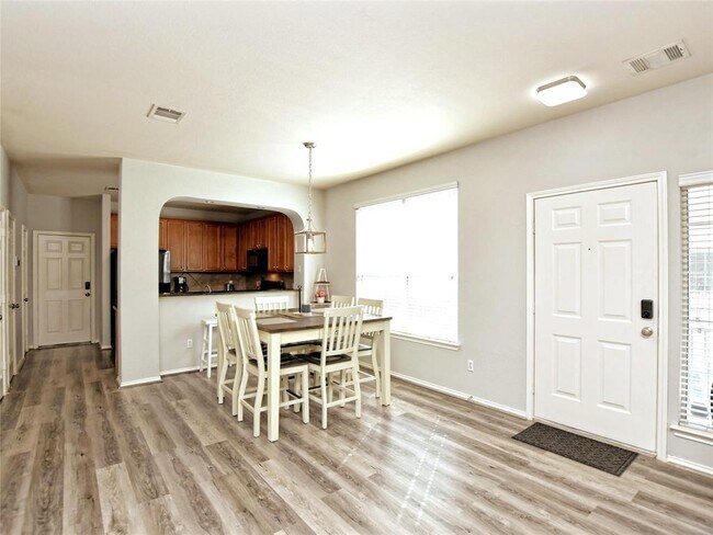 Foto del edificio - 1900 Scofield Ridge Pkwy