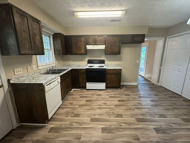 Building Photo - 228 Hearthstone Dr