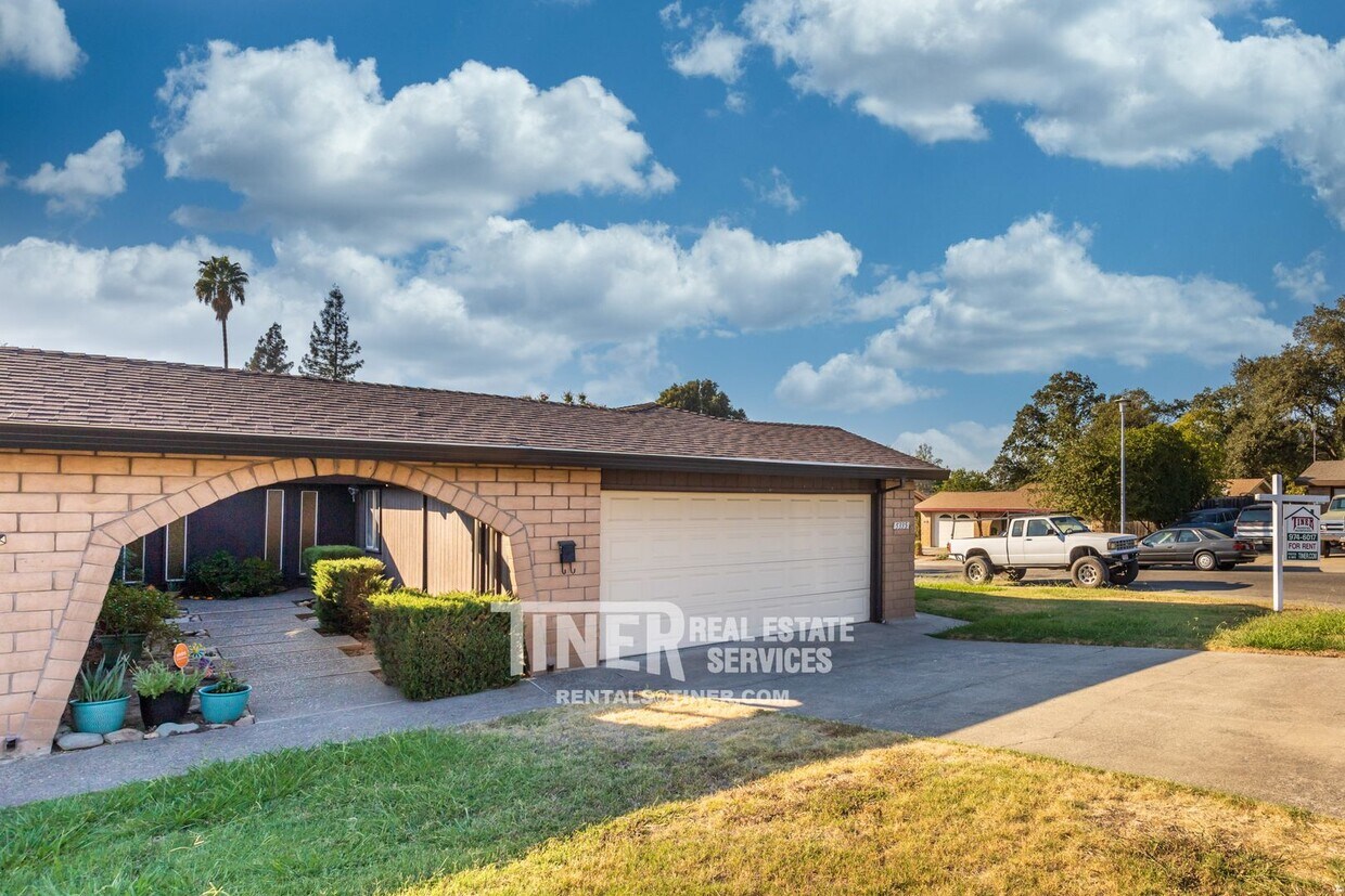 Primary Photo - Spacious Duplex in Fair Oaks