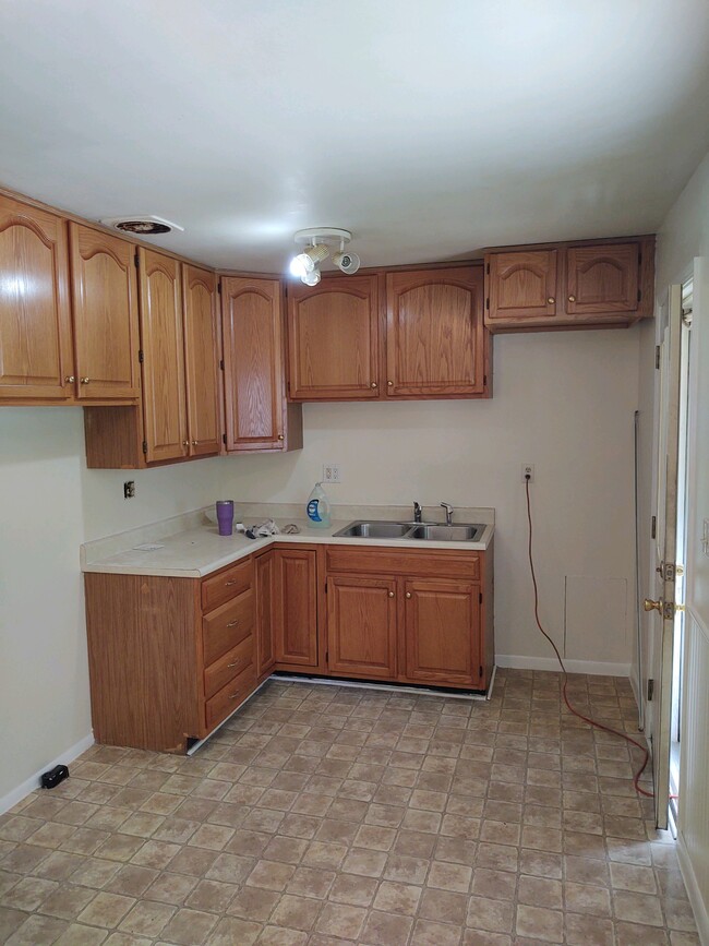 Building Photo - 1060 Fairwood Ave