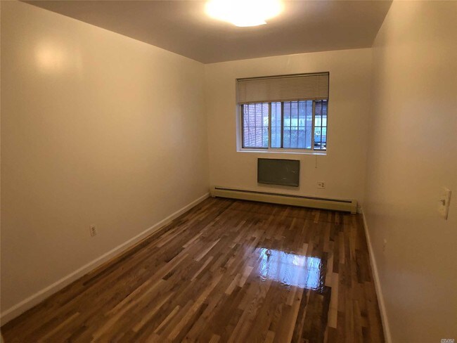 Foto del edificio - 134-24 Maple Ave