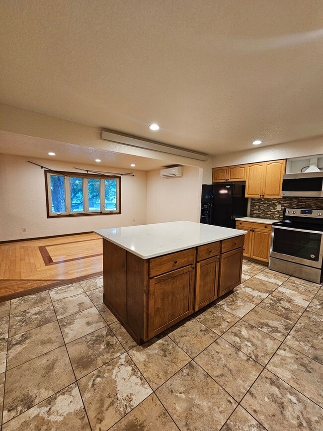 Building Photo - 4 BED | 2 BATH | DOUBLE GARAGE | PET NEGOT...