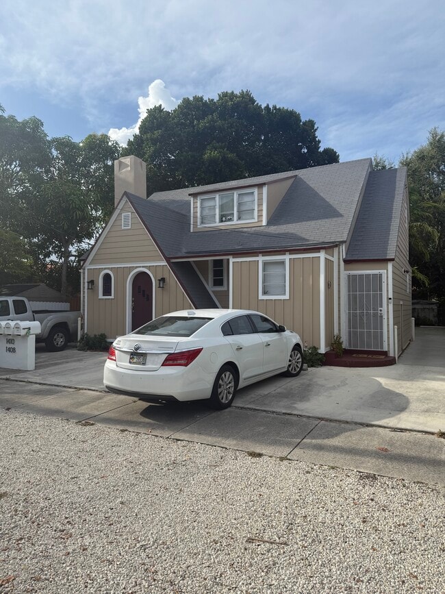 Building Photo - 1410 SW 19th Ter