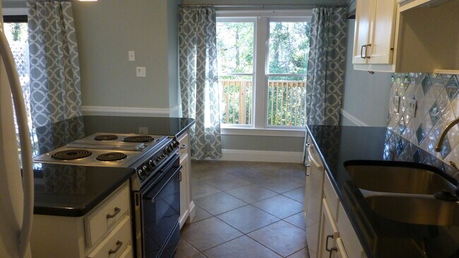 Foto del edificio - 2 Bedroom Townhouse with Two-Car Garage