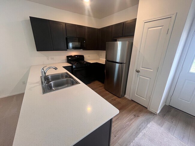 Foto del edificio - 2023 4 bed 2.5 bath with a fenced in backyard and attached garage