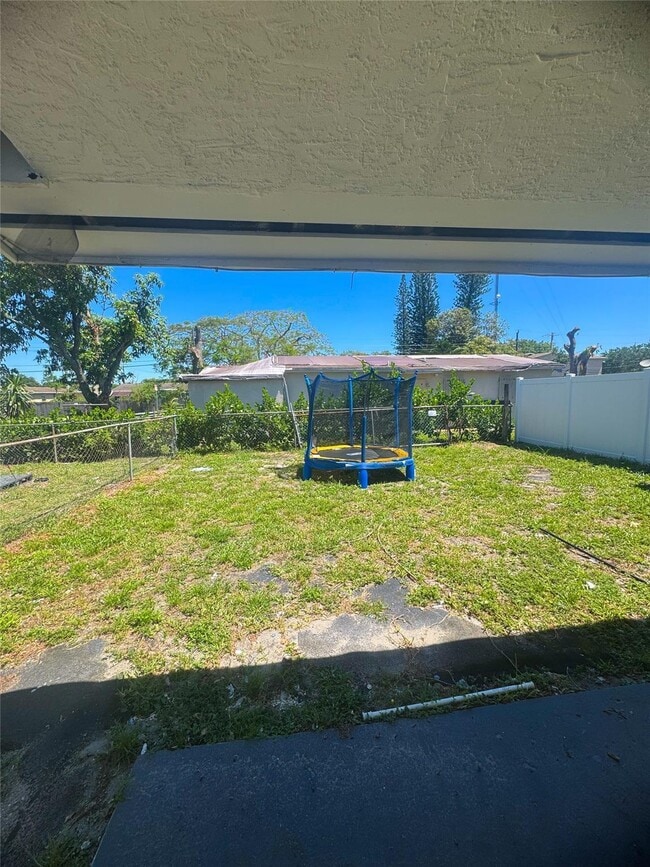 Foto del edificio - 2647 NW 20th St