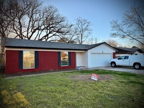 Building Photo - 2702 S Fielder Rd