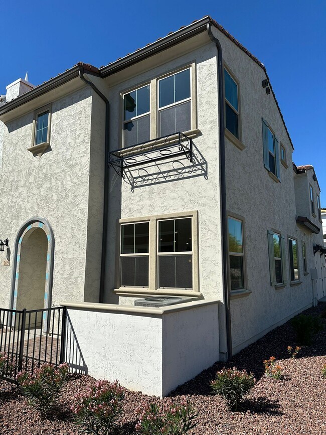 Building Photo - 2629 S Equestrian Dr