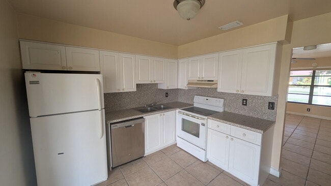 Building Photo - 4100 NW 39th Ave