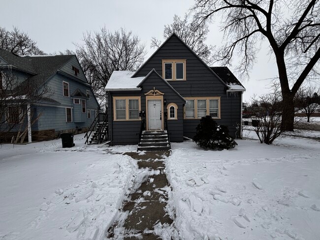 Building Photo - 523 S Mill St