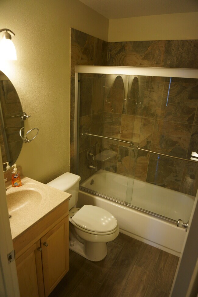 Master Bathroom - 3304 S Parkside Dr