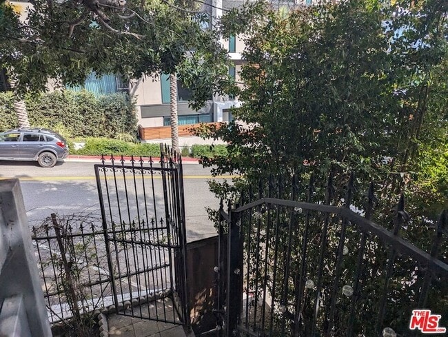 Foto del edificio - 1323 N Olive Dr