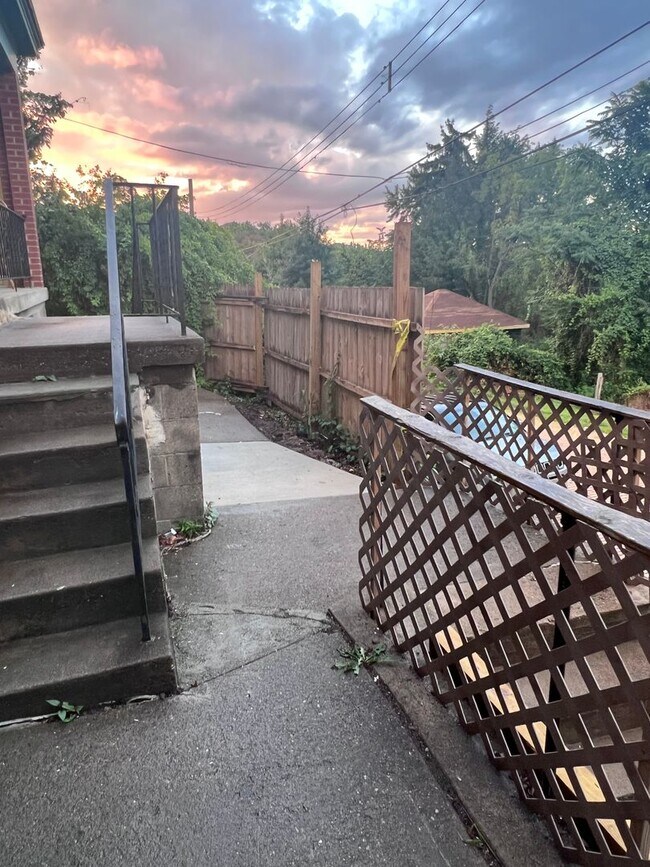 Building Photo - Updated 2BR Townhouse now showing!