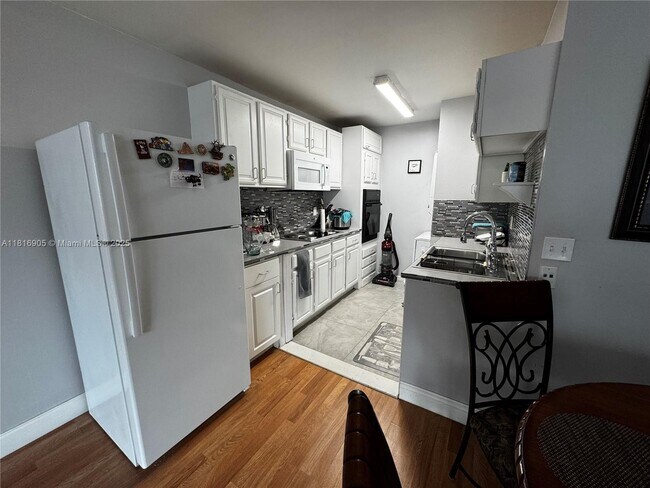 Building Photo - 10052 Twin Lakes Dr