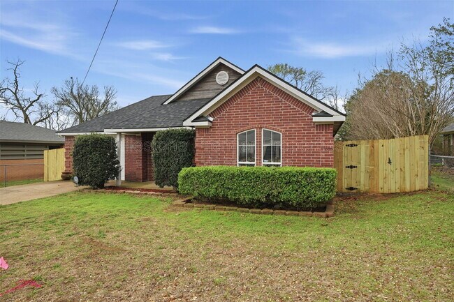 Foto del edificio - 2418 Loy Lake Rd