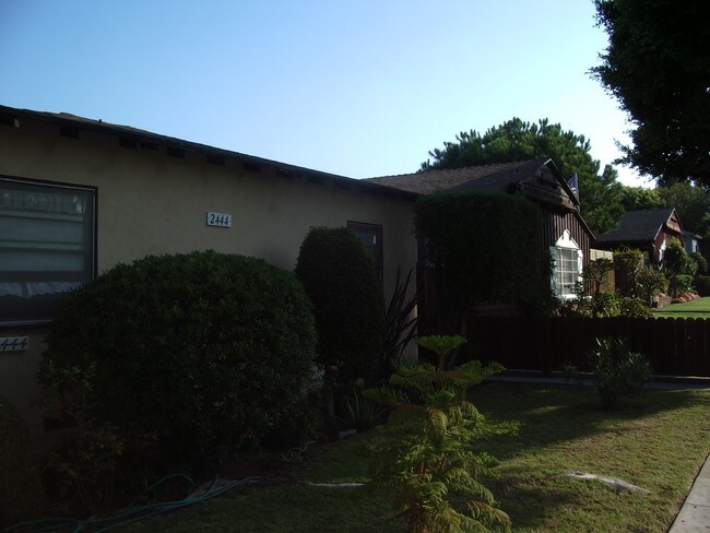 Building Photo 1 - 2444 Oak St