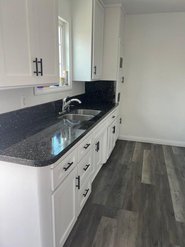 Foto principal - 5205 Corona Ave