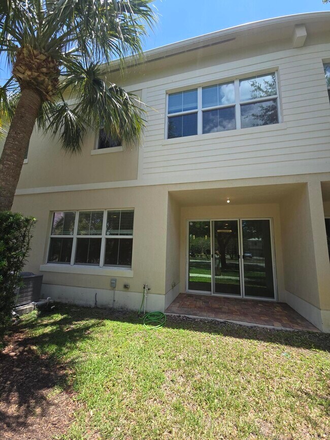 Foto del edificio - 91 Palm Ln