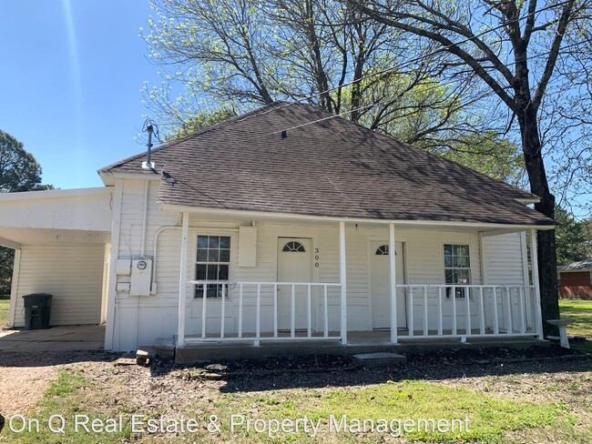 Building Photo - 3 br, 1 bath House - 300-A E. Matthews