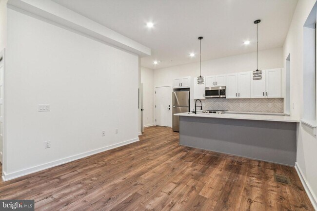 Foto del edificio - 6211 Woodbine Ave