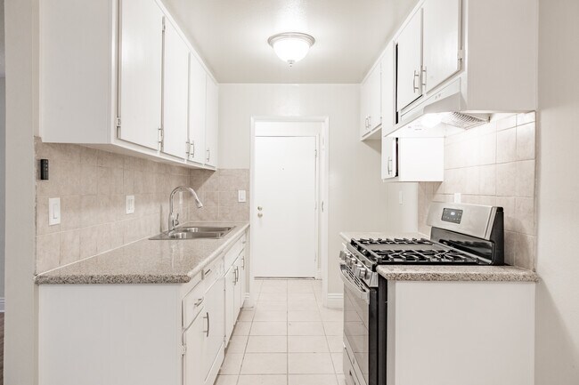 Foto del edificio - 5851 Hazeltine Ave