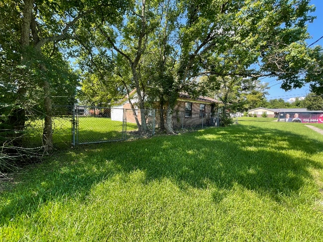 Foto del edificio - 6444 Silverleaf Ave