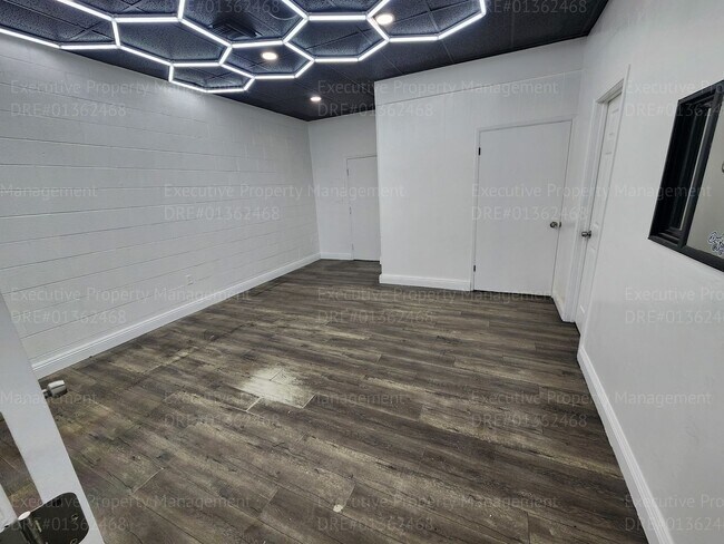 Foto del edificio - Commercial space 3 rooms, 2 storage rooms,...