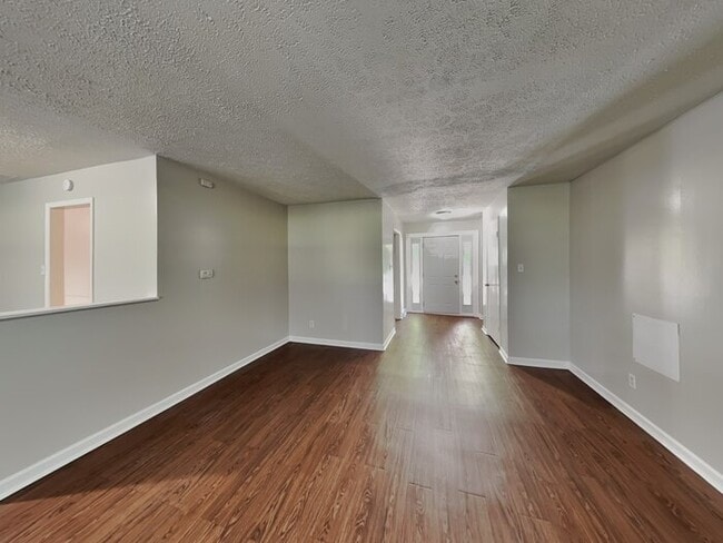 Building Photo - 323 Hillendale Dr