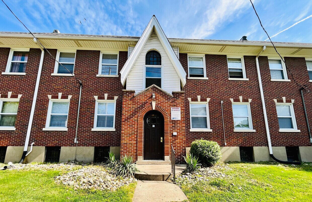 Primary Photo - 305 W Whitney Ave