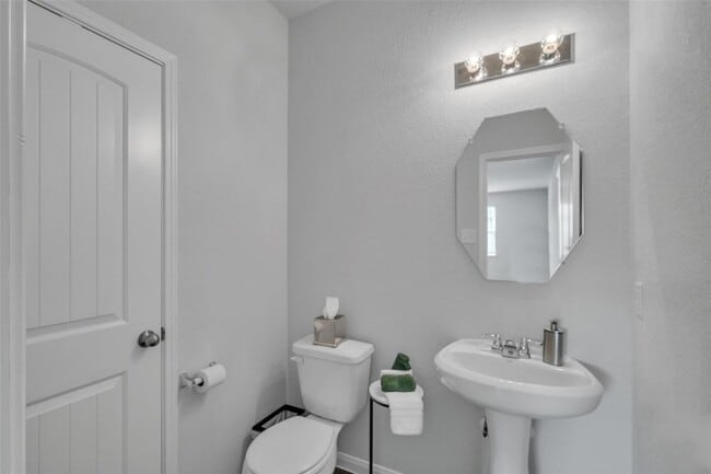 Building Photo - Beautifully maintained 2-story home in the desirable Camillo Lakes community, offering 3 bedrooms...