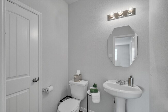 Foto del edificio - Beautifully maintained 2-story home in the desirable Camillo Lakes community, offering 3 bedrooms...