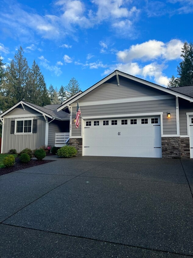 Primary Photo - 381 E Lakeshore Dr
