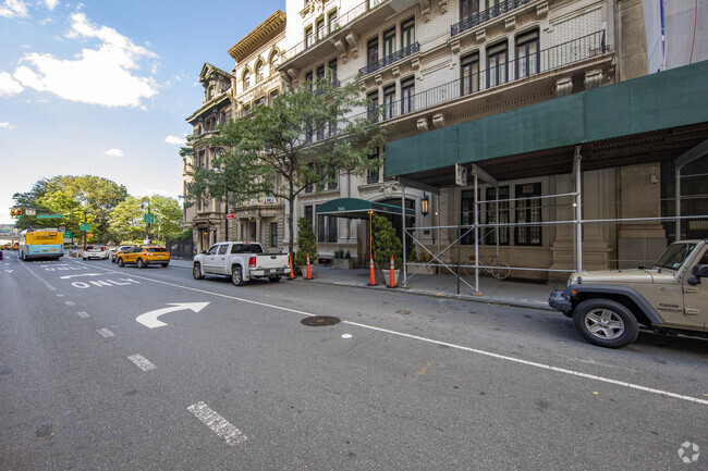 Building Photo - 305 W 72nd St
