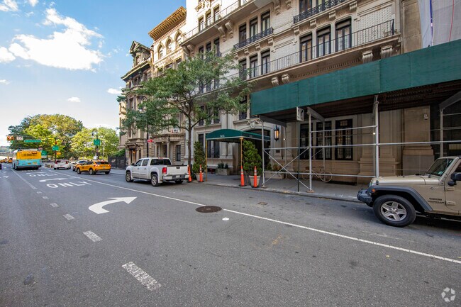 Foto del edificio - 305 W 72nd St