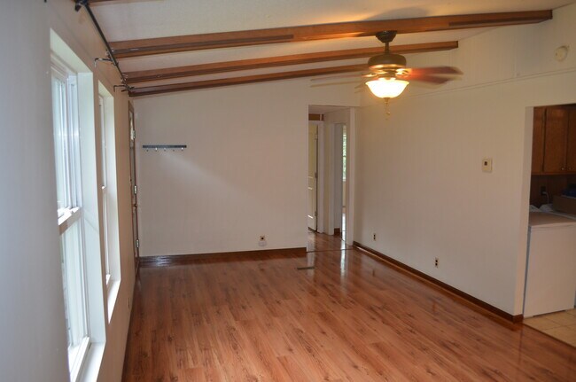 Foto del edificio - 7422 Angel Ridge Rd