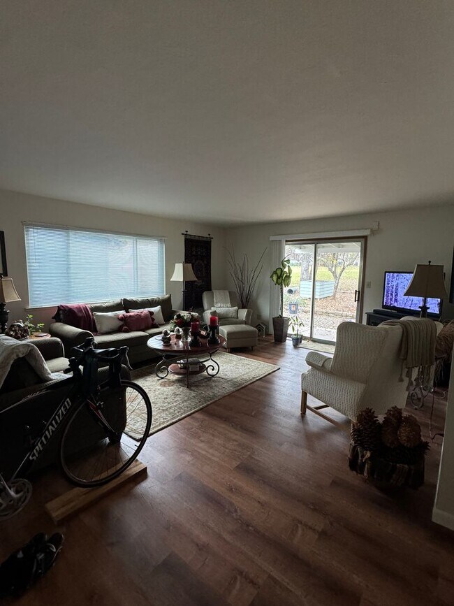 Foto del edificio - Single story golf course home across the street from the lake! Enjoy Lake of the Pines living!