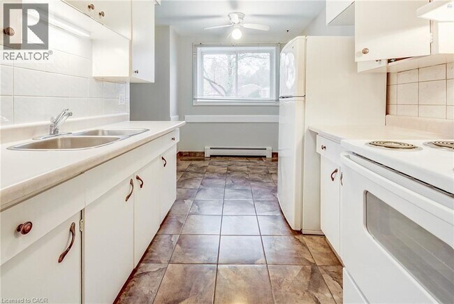 Building Photo - 371 Dale Crescent